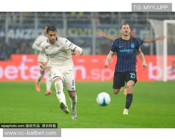 库普梅纳斯传中被扑后图拉姆紧随其后射门再遭门将拒绝