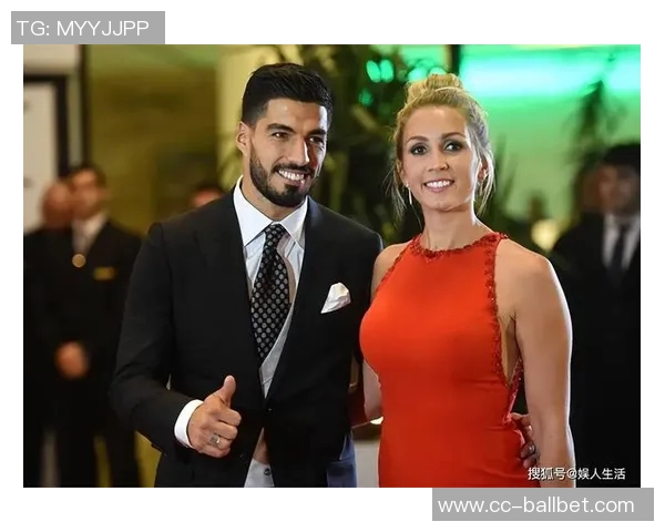 苏亚雷斯分享温馨圣诞合照女儿成焦点祝大家节日快乐